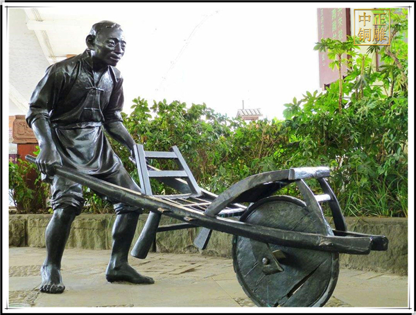 古代推車(chē)銅雕塑.jpg 古代推車(chē)銅雕塑.jpg
