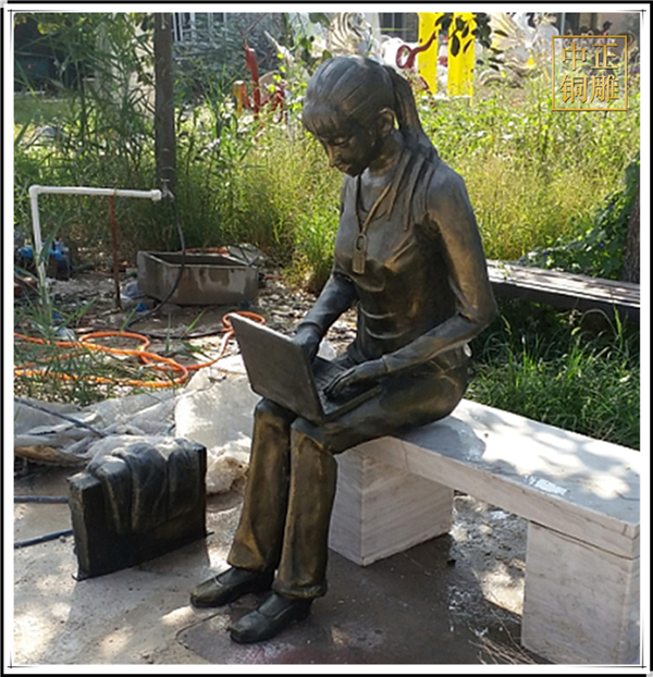 女孩工作雕塑.jpg 女孩工作雕塑.jpg