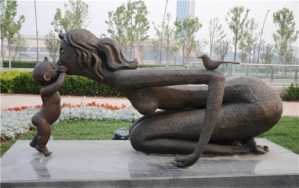 商業(yè)街母愛雕塑.jpg 商業(yè)街母愛雕塑.jpg