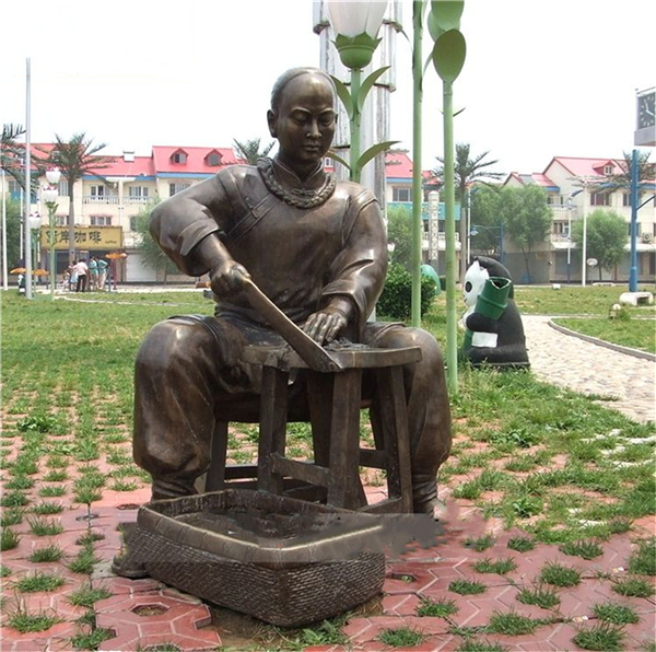 中醫(yī)切藥銅雕塑.jpg 中醫(yī)切藥銅雕塑.jpg